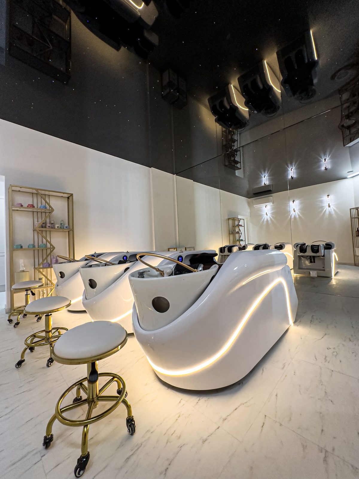 Strefa myjni SPA — futurystyczne fotele z podświetleniem LED, sufit inspirowany nocnym niebem